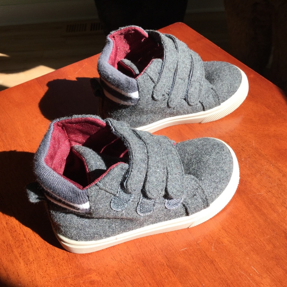 Cute grey flannel short unisex boots  in size 7